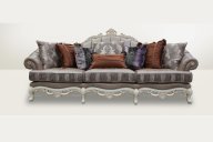 欧式家具纯手工烤漆皇冠花三人沙发，尽显主人客厅的华贵和精细。