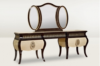 打破常规的长方形状镜的设计，稳重中避免沉闷的时尚简欧妆镜。