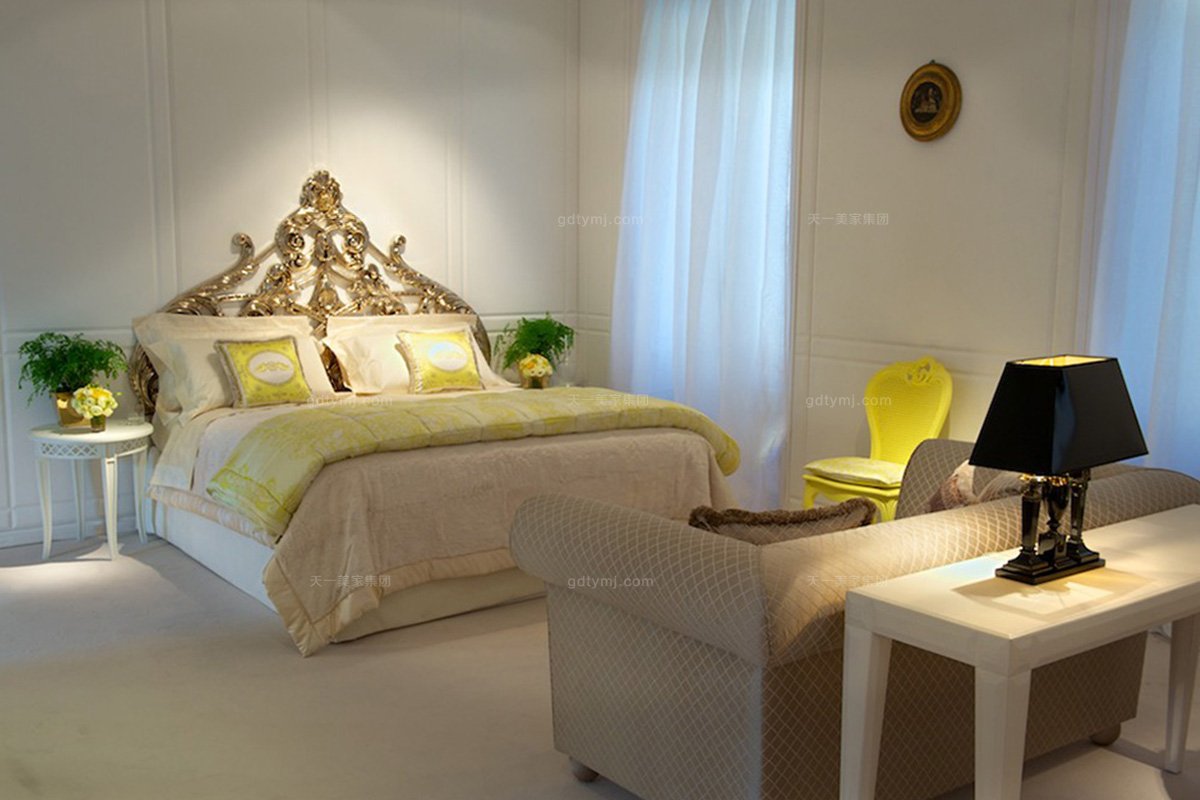 高端别墅欧式镂空雕花双人床+双人沙发组合